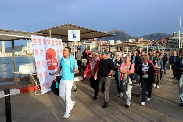 Benidorm recibe a un millar de turistas alemanes del crucero Artania 