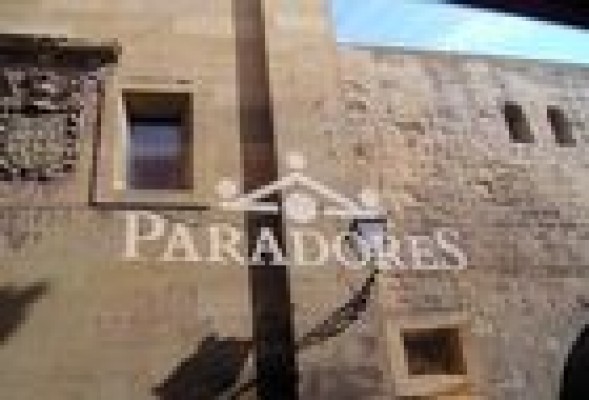 Paradores reduce casi un 31% las retribuciones totales de su alta dirección