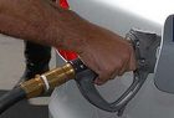 Gasolina y alimentos encarecen una décima el IPC en junio