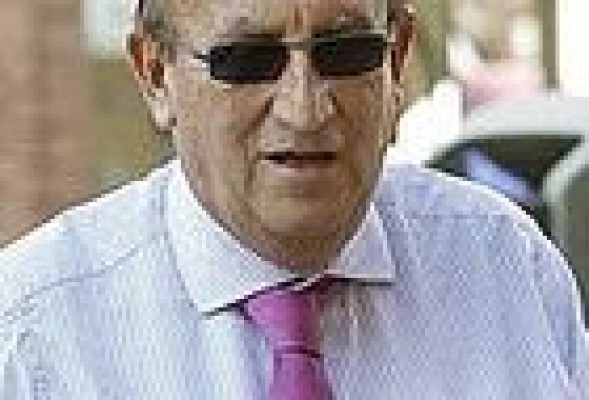 Al borde del banquillo, el otro Fabra sigue cobrando 90.000 euros y mandando en Cámara