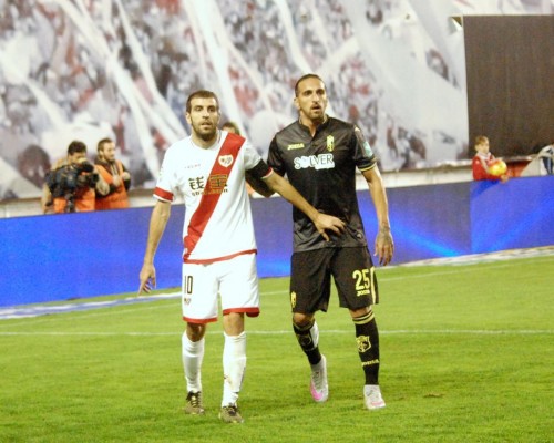 Granada y Rayo disputan un duelo decisivo para escapar de la zona baja