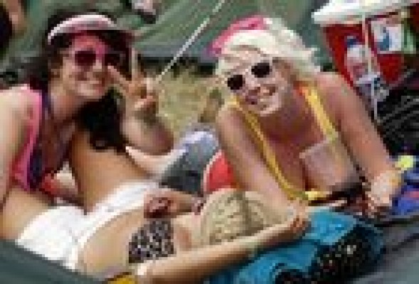 Los primeros 'fibers' comienzan a poblar Benicàssim con la apertura de las zonas de acampada