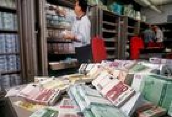 Un total de 125 banqueros españoles gana más de un millón al año