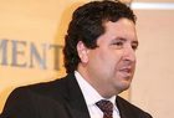 Javier Moliner abre las mesas de contratación a los diputados de la oposición