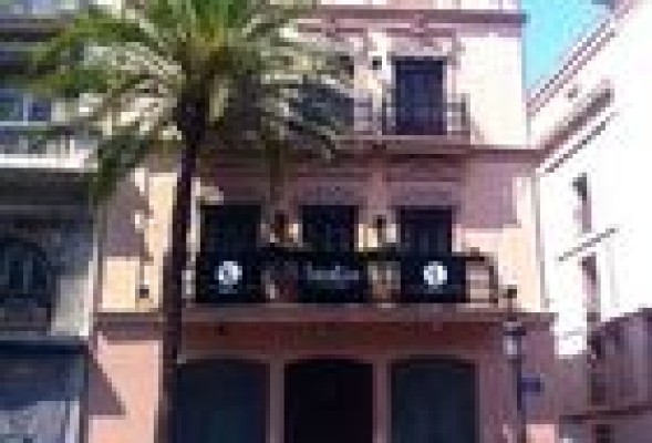 Lotelito,  un hotel 'low cost' ocupa la antigua sede del Banco de Alicante en Valencia