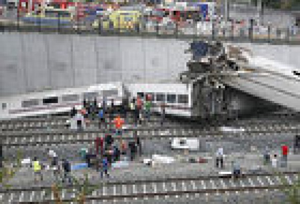 Al menos 56 muertos al descarrilar un tren en Santiago de Compostela