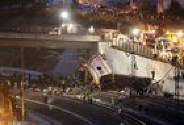 Decenas de muertos al descarrilar un tren en Santiago de Compostela
