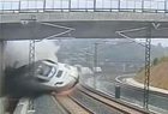 Se elevan a 80 los muertos en la tragedia del tren de Santiago