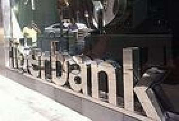 Liberbank, la última en llegar al parqué, cerca de perder el precio de su debut