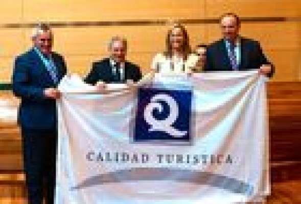 A falta de azules... Cámara y Diputación entregan la bandera Q de Calidad a 17 playas de Valencia