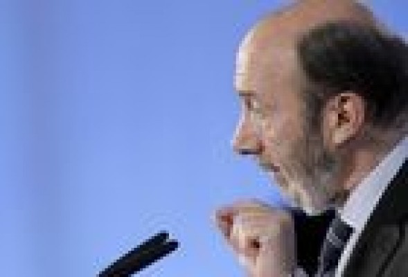 Rubalcaba advierte a Rajoy que no renuncian a la moción de censura y que tiene que marcharse