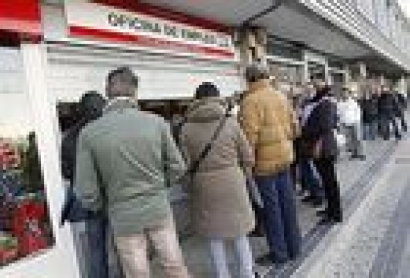 El paro baja en 64.866 personas en julio, más del doble que hace un año, y suma cinco meses de caídas