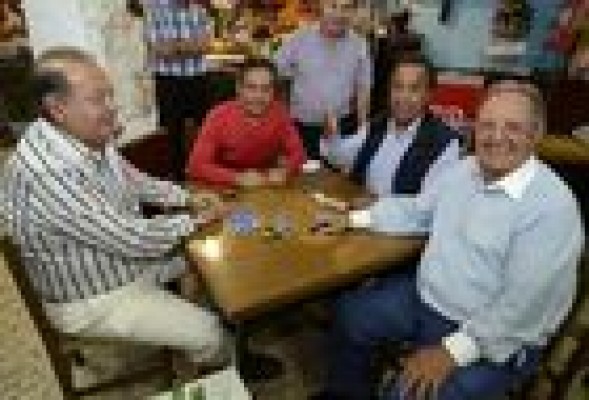 Carlos Slim, el hombre más rico del mundo, juega al dominó en Galicia