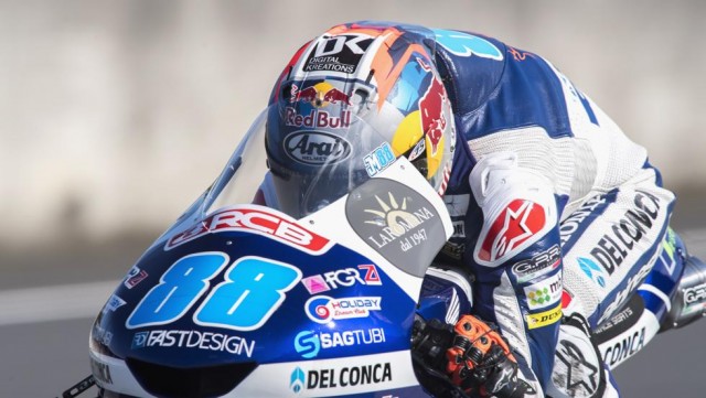 Martín se cae y Bezzecchi vence por 41 milésimas