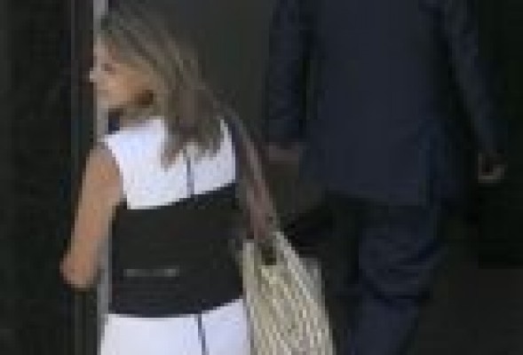 Cospedal llega a la Audiencia entre un fuerte dispositivo policial y gritos a favor y en contra
