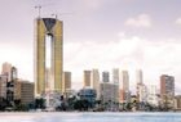 El rascacielos inacabado de Benidorm atrae el interés de diversos inversores extranjeros