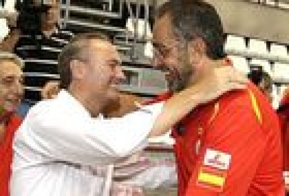 <em>Alberto Fabra, los 'coach' y el baloncesto: un juego poco serio</em>
