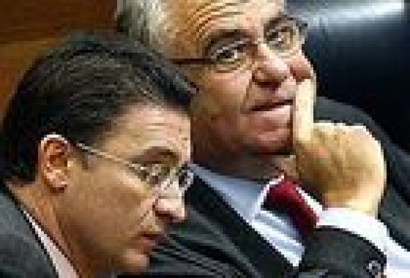 Castellano, Llombart y Cotino se libran de comparecer ante Les Corts, acusados de corrupción y despilfarro