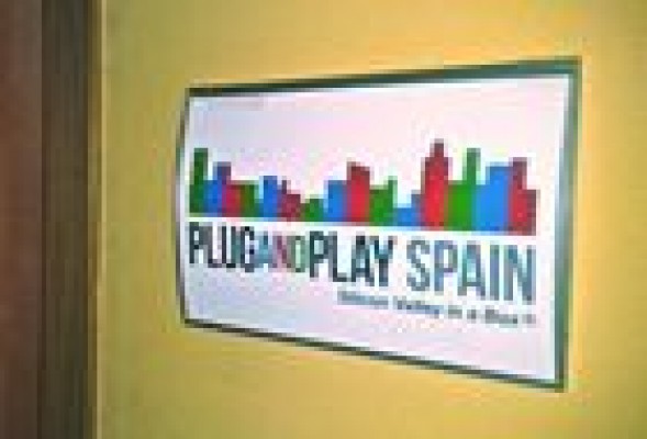 Plug and Play desborda la calle Colón