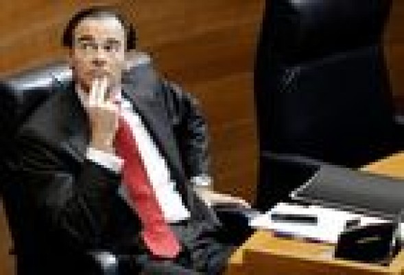 Llombart seguirá pagando horas extra hasta finales de 2013 para aligerar sus listas de espera quirúrgicas