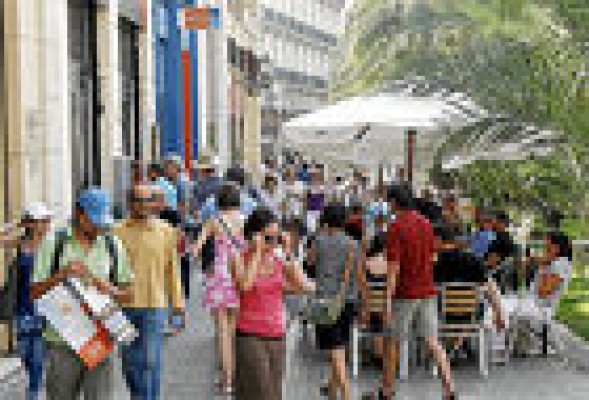 Los técnicos del Ayuntamiento de Valencia rechazan poner las terrazas de la plaza de la Reina en la calzada