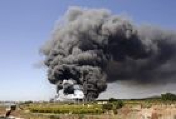 Los bomberos dan por controlado el incendio de una nave industrial en Náquera