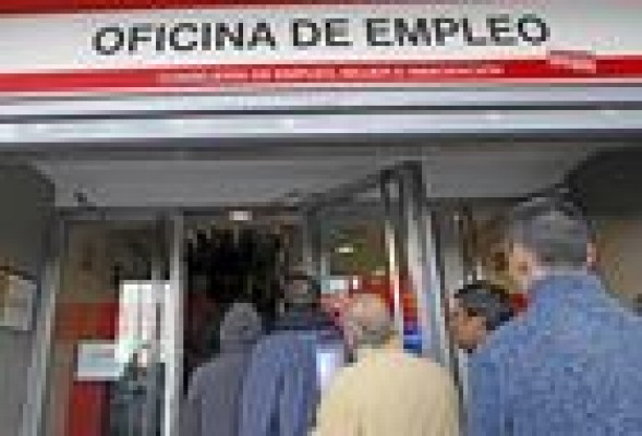 El paro baja por primera vez en un mes de agosto desde el año 2000