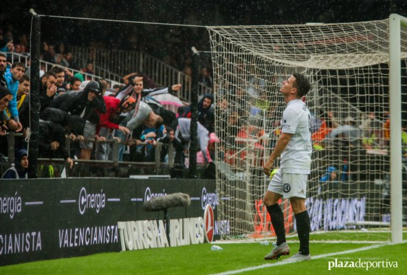 Marcelino apunta a sus delanteros