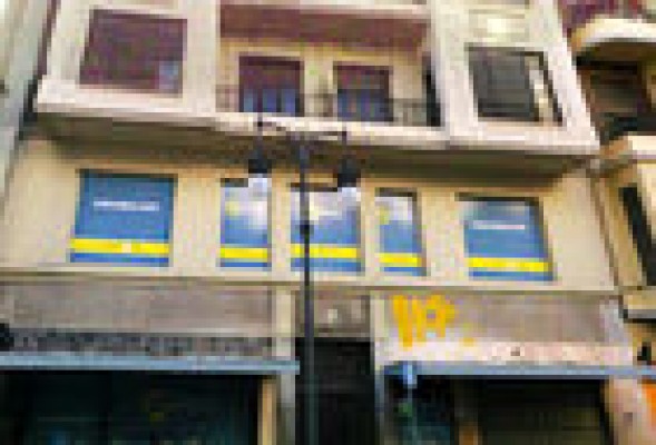 Dos heridos graves al derrumbarse un andamio en la calle San Vicente de Valencia