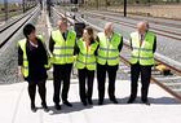 Distintos colectivos obligan a suspender el recorrido inagural de la Línea 2 del TRAM en Alicante en la que iba a particiar Alberto Fabra