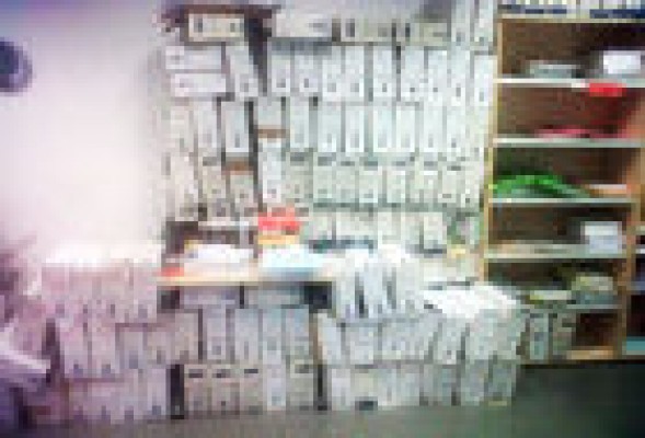 Así se encuentran los pasillos de los juzgados de Sueca por falta de espacio en el Archivo Territorial