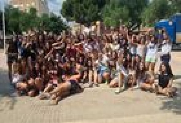 Cientos de seguidoras del grupo Auyrn hacen cola para su concierto en Moncada 