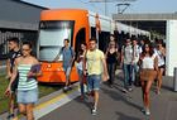 La Línea 2 del TRAM inicia las frecuencias de ocho minutos en las horas punta de la Universidad