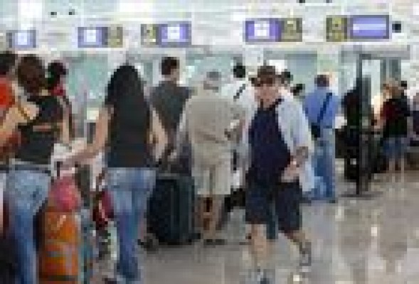 El Prat supera por primera vez a Barajas en número de viajeros en agosto