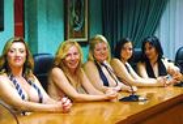 Las madres que posaron desnudas en un calendario pagarán el bus escolar con un premio de TV