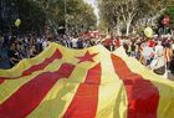 Miles de personas se unen a la cadena humana que acaba con dos detenidos