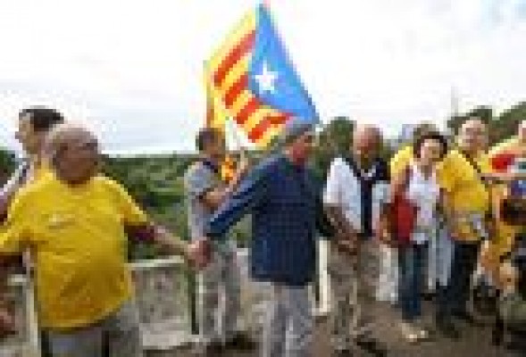 Unas 3.000 personas se unen en Vinaròs a la cadena humana