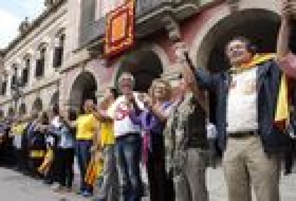 Diputados de CiU, ERC, PSC e ICV-EUiA se encadenan ante el Parlament