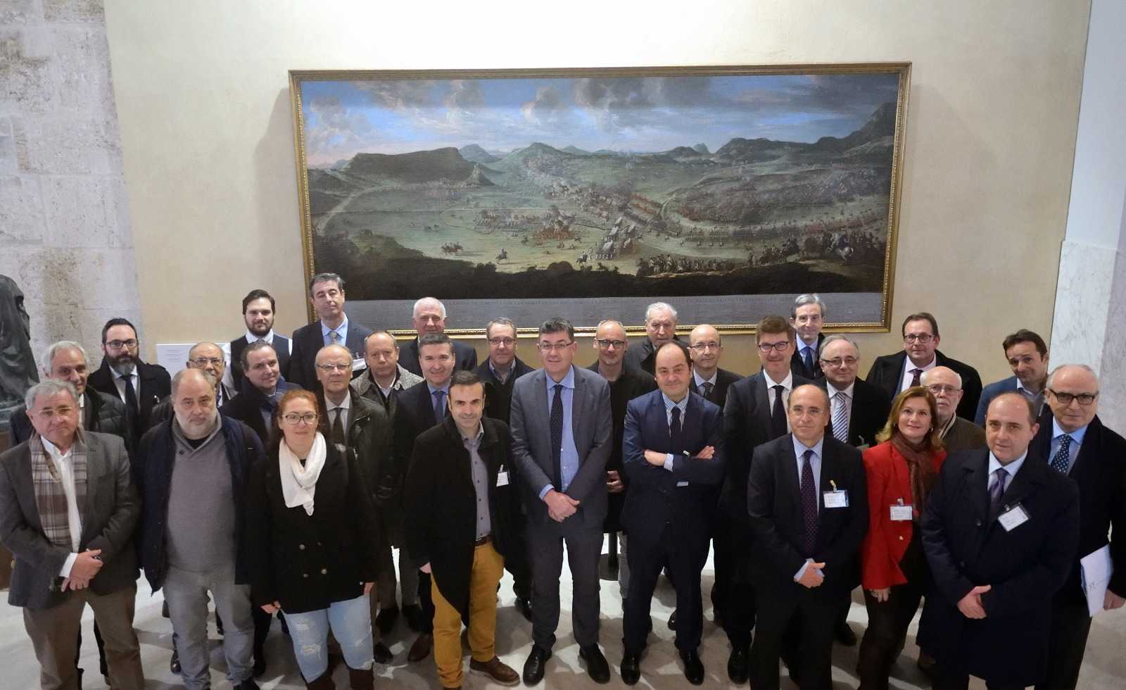 Representantes de Juristes Valencians, con el presidente de Les Corts ante el cuadro de la Batalla de Almansa - 