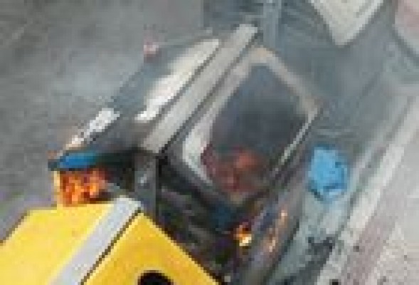Arde un contenedor y el fuego afecta a cuatro coches en la calle del Marqués de Zenete
