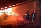 Declarado un incendio en una nave de colchones de Alboraya 