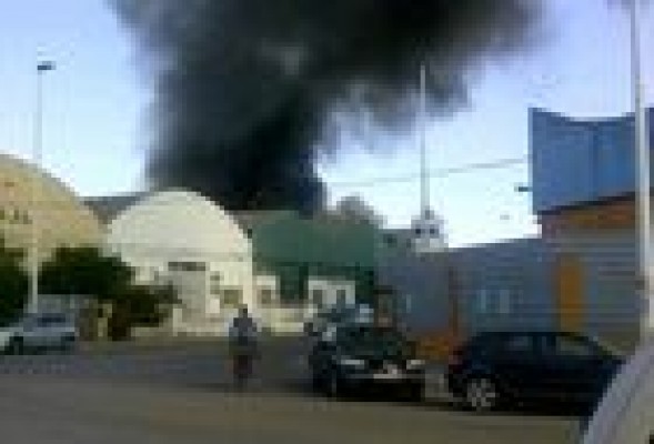 El incendio de la nave de colchones se extiende a una fábrica de cartonajes