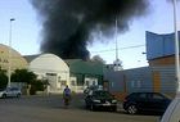Controlado el incendio que se ha producido en una nave de colchones en Alboraya