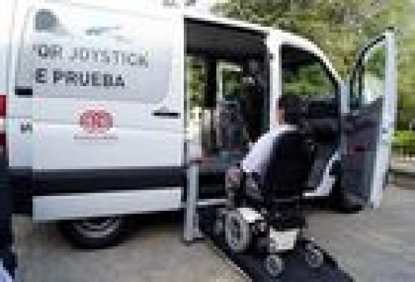 La ONCE presenta un proyecto para hacer coches con 'joystick'