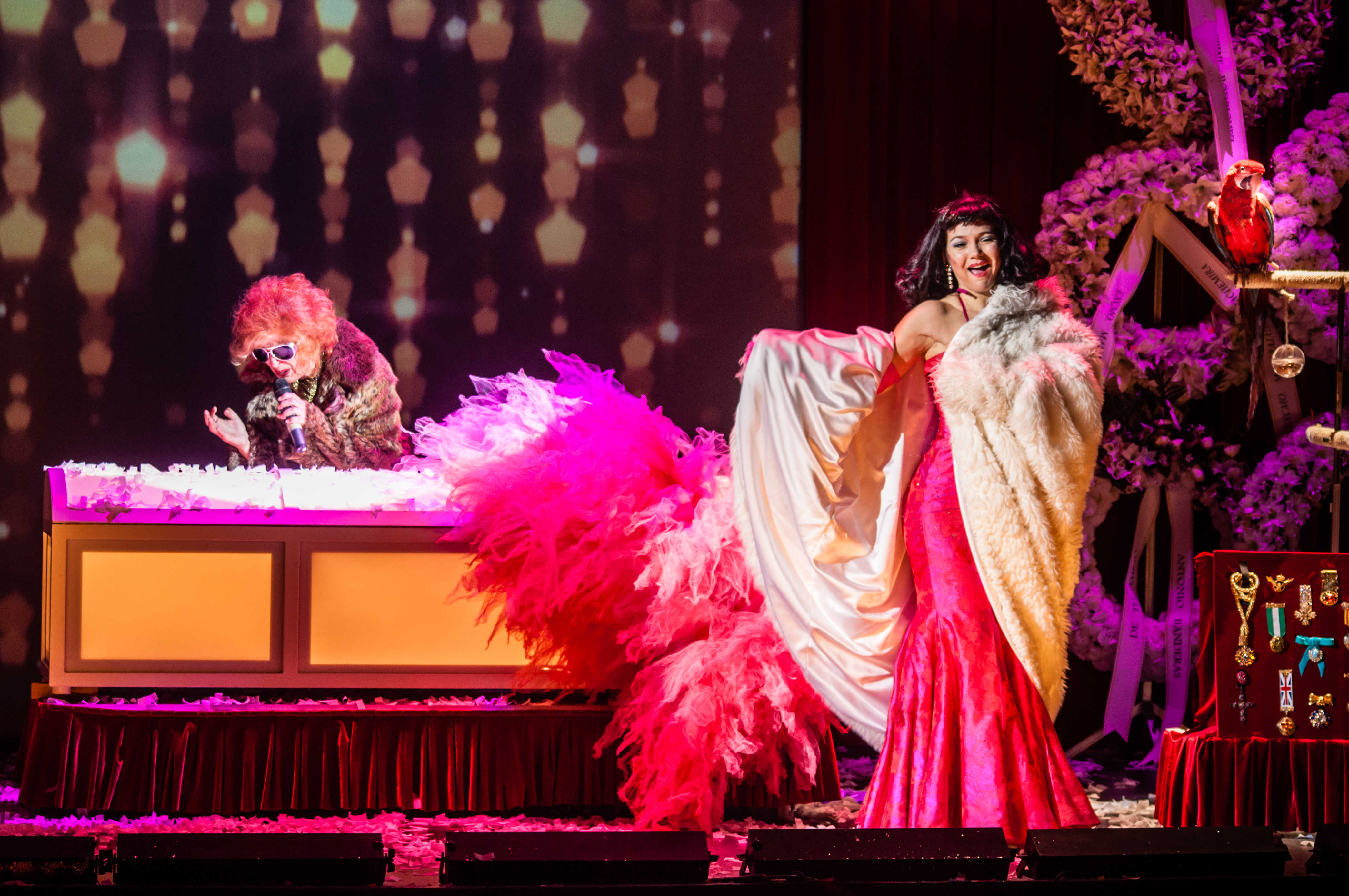 Entre purpurina y jolgorios, La Cubana hace de los funerales una comedia teatral 