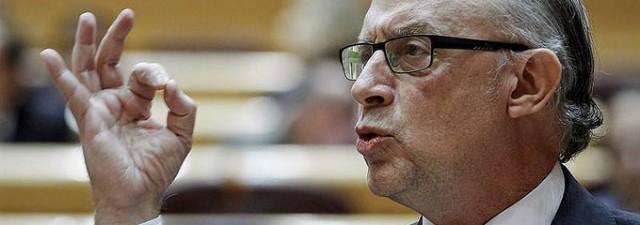 El Gobierno congela el salario de los empleados públicos en 2014 y mantiene las pagas extra