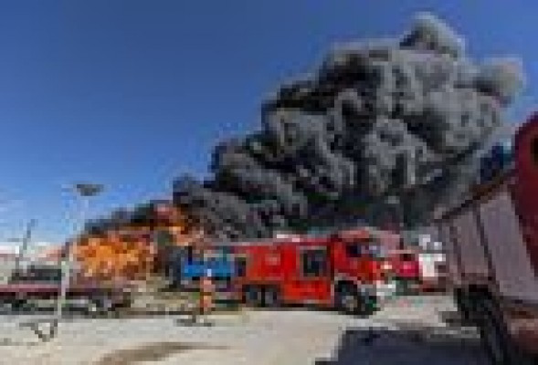 Un espectacular incendio en una fábrica de papel reciclado de Paterna provoca a la atención de dos bomberos