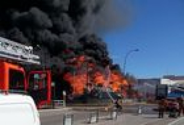 Incendio en Paterna: nueve bomberos son atendidos por calor y sobreesfuerzo en el incendio de Fuente del Jarro
