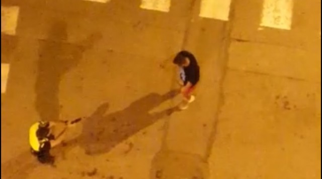 El disparo (eléctrico) con el que la Policía Local de Orihuela redujo a un hombre agresivo