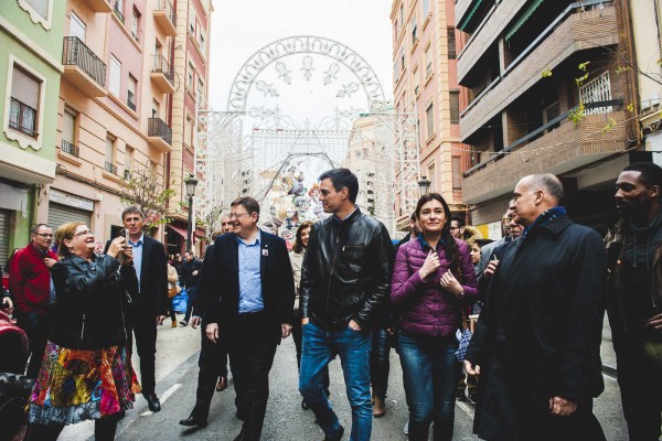 Las Fallas arropan a Pedro Sánchez entre 'selfies' y saludos 